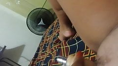 Coroa gemendo com brinquedo na buceta