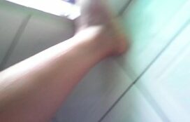 Novinha Tirando A Roupa No Banheiro