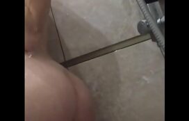 Loira Gostosa No Banheiro
