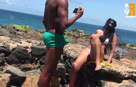 Puta casada fudendo na praia