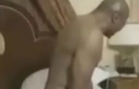 Mulher fedendo cu de homem